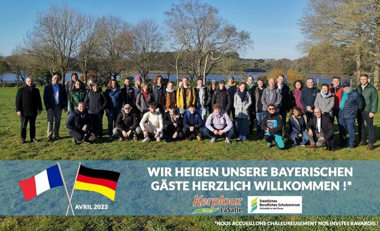 Ein Willkommensgruß unserer französischen Partner nach unserer Ankunft in Auray – ganz links im Bild: Herr Jérôme Schreiber, Schulleiter des Lycée Kerplouz LaSalle