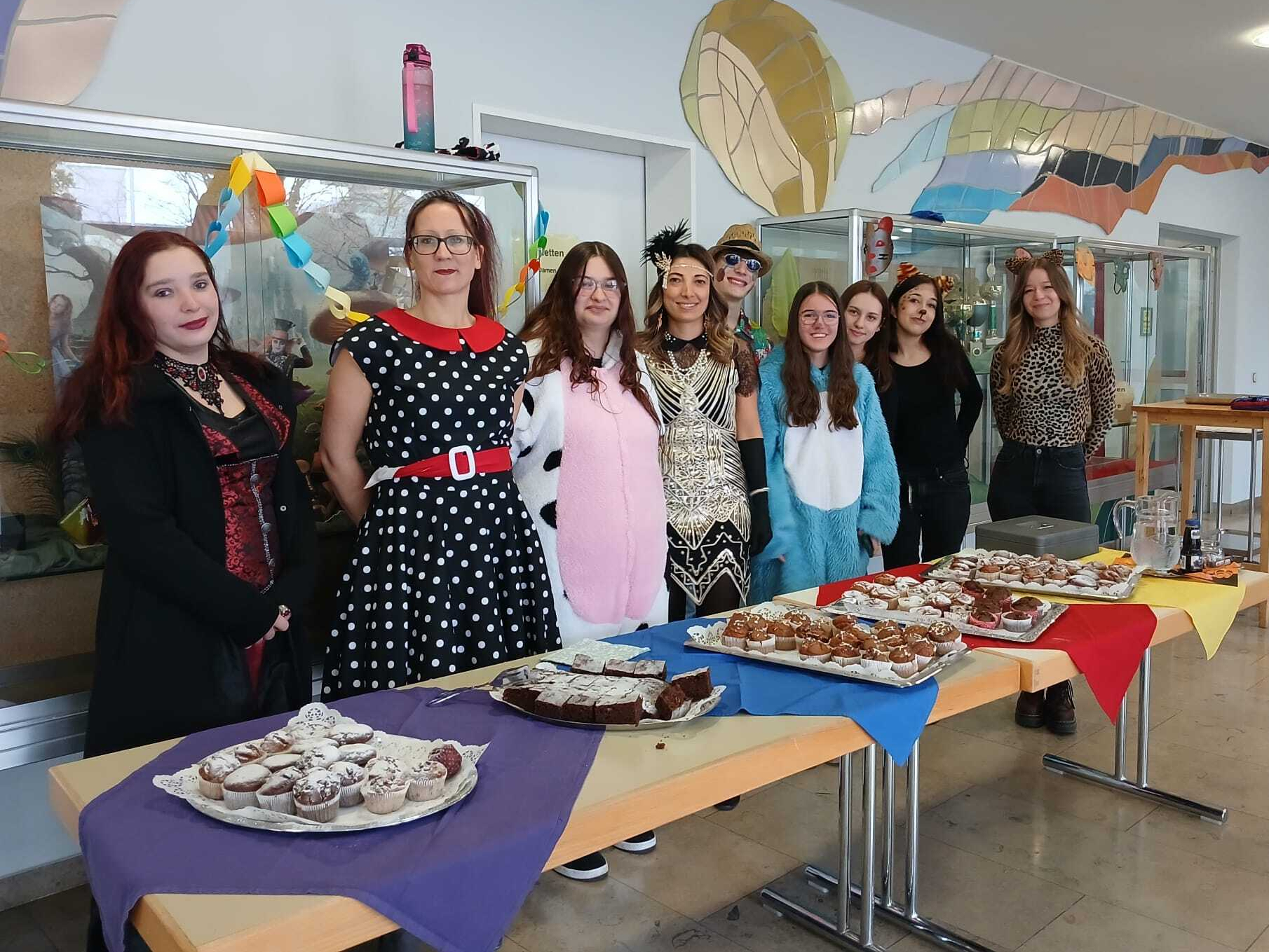 Kinderpflege beim Muffin verkauf