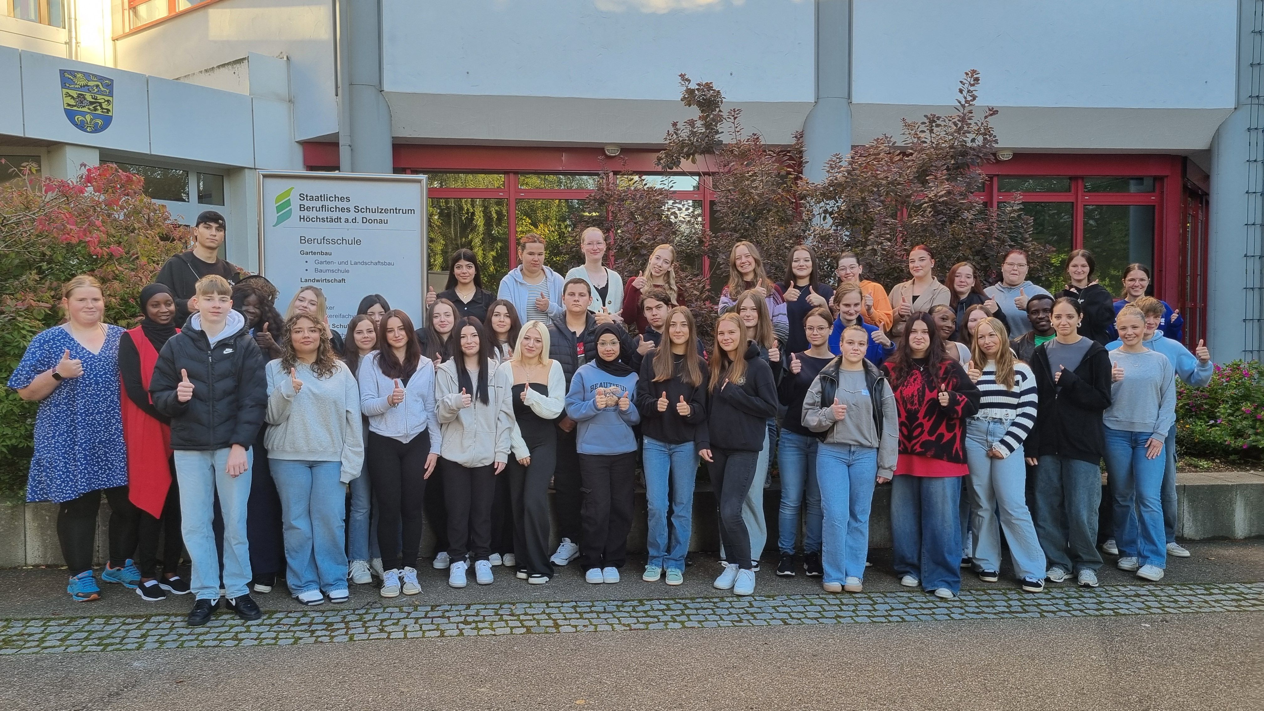 Auf dem Bild sind die neuen Schülerinnen und Schüler der BFS Höchstädt zu sehen.