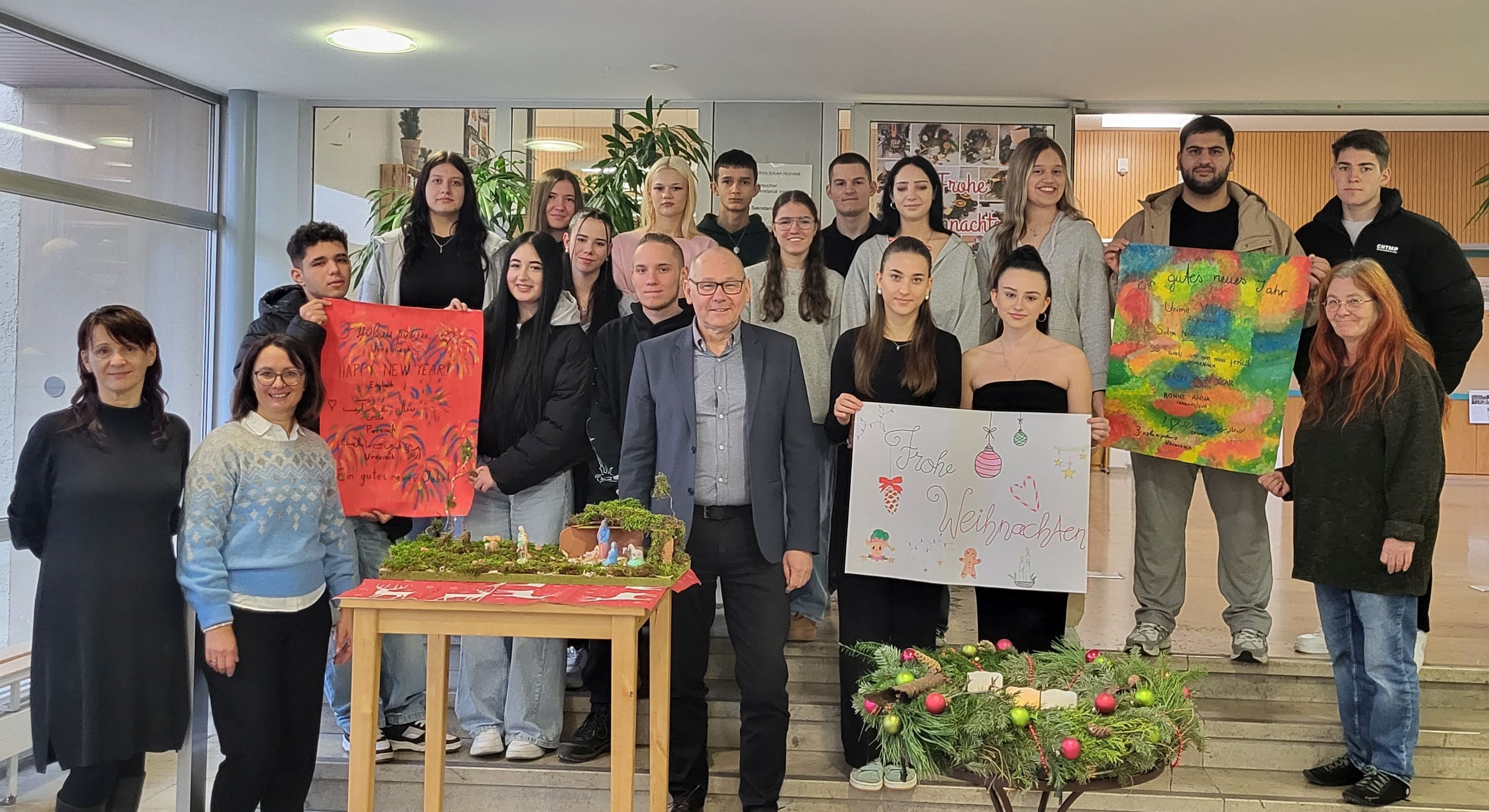 Die Klassensprecher senden gemeinsam mit den Lehrkräften Oxana Rets, Olga Maciejewski, Rosa Kanefzky und Schulleiter Gerhard Weiß gute Neujahrswünsche.